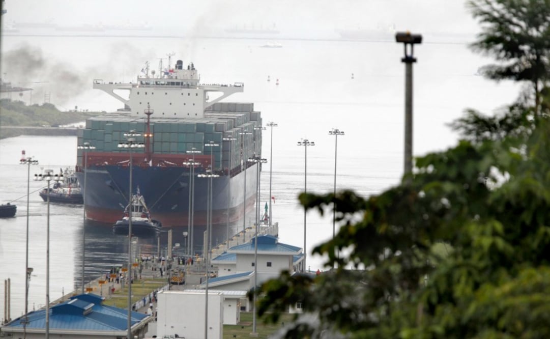 El buque Cosco Shipping Panamá realiza el tránsito inaugural por la esclusa de Agua Clara en el Canal de Panamá. Foto: EFE