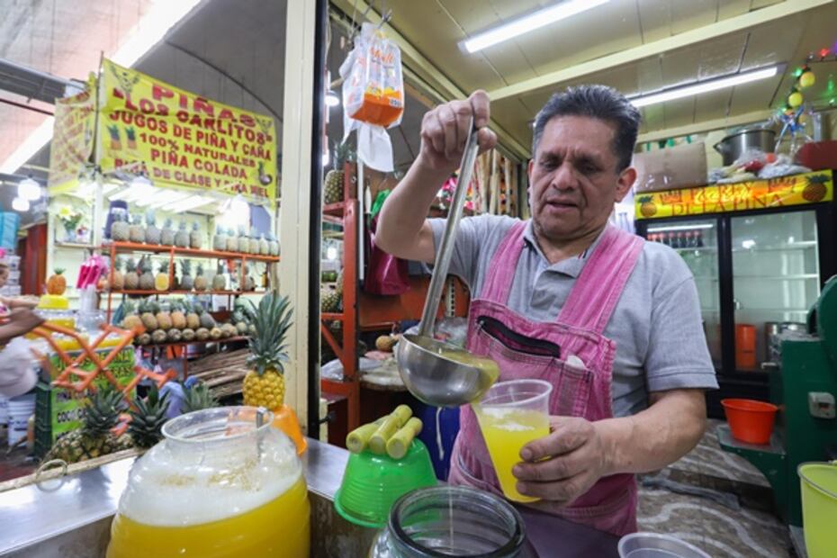 Don Jorge Luis López García, muy conocido por sus jugos d epiña y caña recién exprimidos.