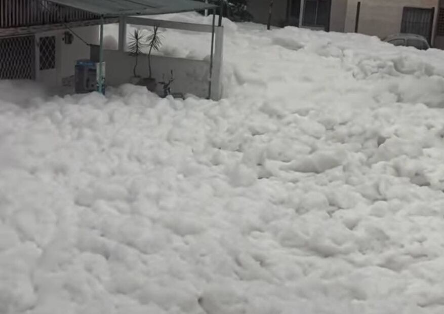 Esta espuma es el resultado de múltiples factores, y es causada por la contaminación del agua, especialmente las aguas residuales que se mezclan con la lluvia y los arroyos y causan esta espuma