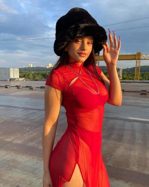 Inspírate en el vestido rojo de Rosalía para celebrar San Valentín