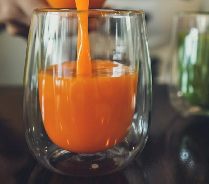 Por qué debes agregarle limón al agua de papaya