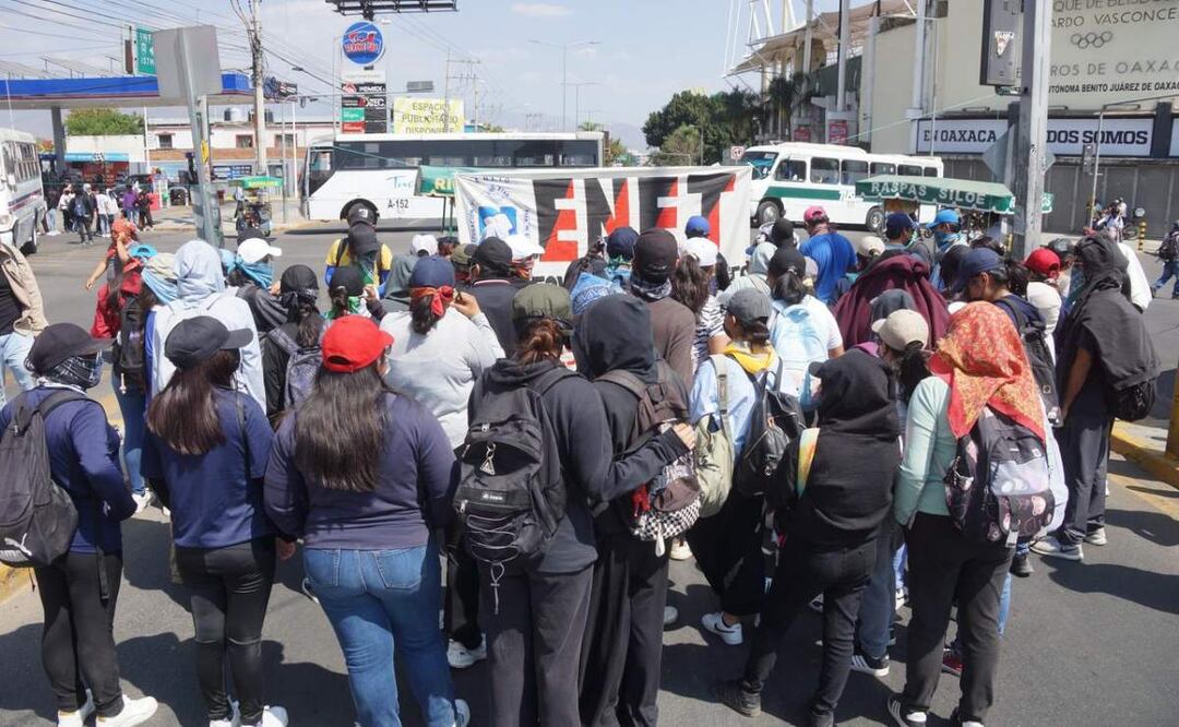 Los normalistas de Oaxaca bloquean carreteras y exigen una mesa de negociación para hablar, entre otras cosas, del mejoramiento de la infraestructura de los planteles (06/03/2025). Foto: Edwin Hernández / EL UNIVERSAL