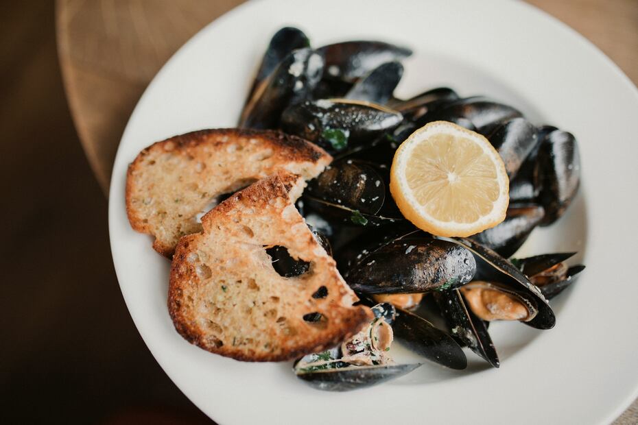 Los mejillones se venden vivos; es importante que estén cerrados y húmedos. Foto: Unsplash