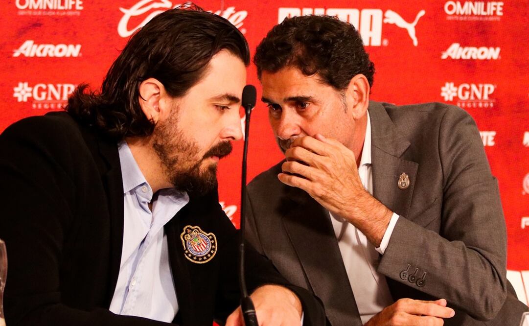 Amaury Vergara y Fernando Hierro hablando durante una conferencia de prensa / Foto: Imago7
