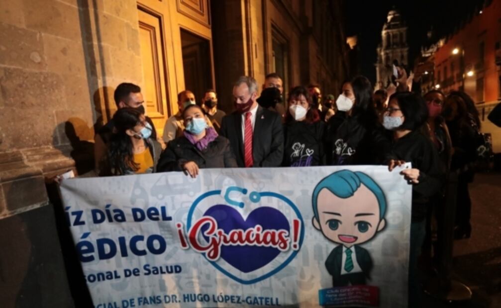 Club de fans lleva serenata con mariachi a López-Gatell