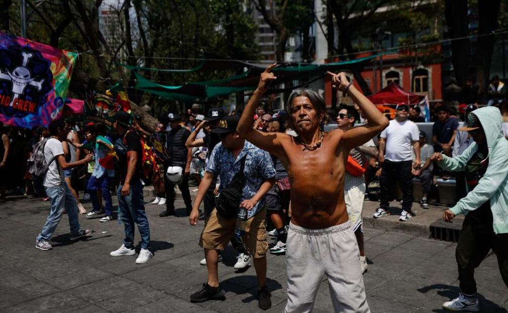 Decenas de jóvenes se concentran en el Ángel de la Independencia por el Día Mundial de la Marihuana. Foto: Darío Luna/EL UNIVERSAL