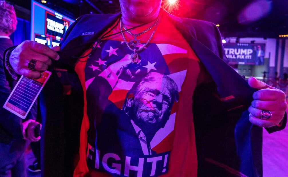 Un seguidor de Donald Trump reacciona mientras espera los resultados de las elecciones presidenciales de 2024 en una fiesta de observación. Foto: EFE