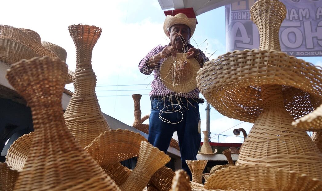 Mazatecos realizan ritual en el panteón de Huautla de Jiménez para recibir a las ánimas que visitarán a sus seres queridos, en Oaxaca, el 27 de octubre de 2025. Foto: Edwin Hernández/EL UNIVERSAL