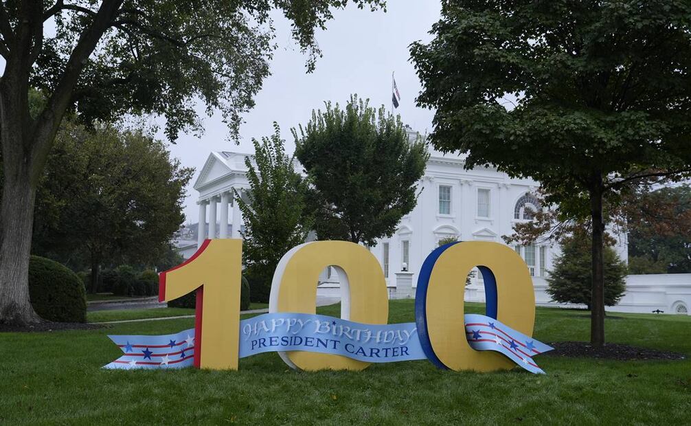Un cartel que desea al ex Presidente Jimmy Carter un feliz cumpleaños número 100 se encuentra en el jardín norte de la Casa Blanca. Foto: AP