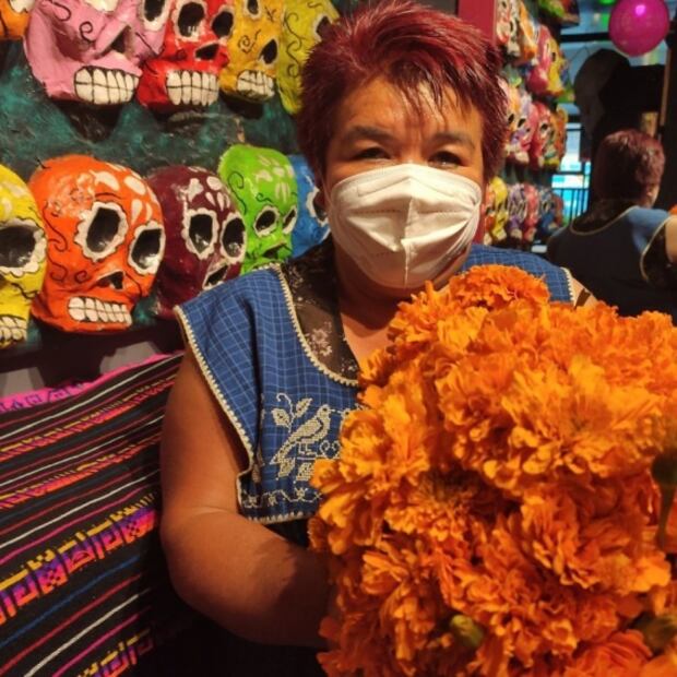 El pulque se pinta de naranja con cempasúchil 
