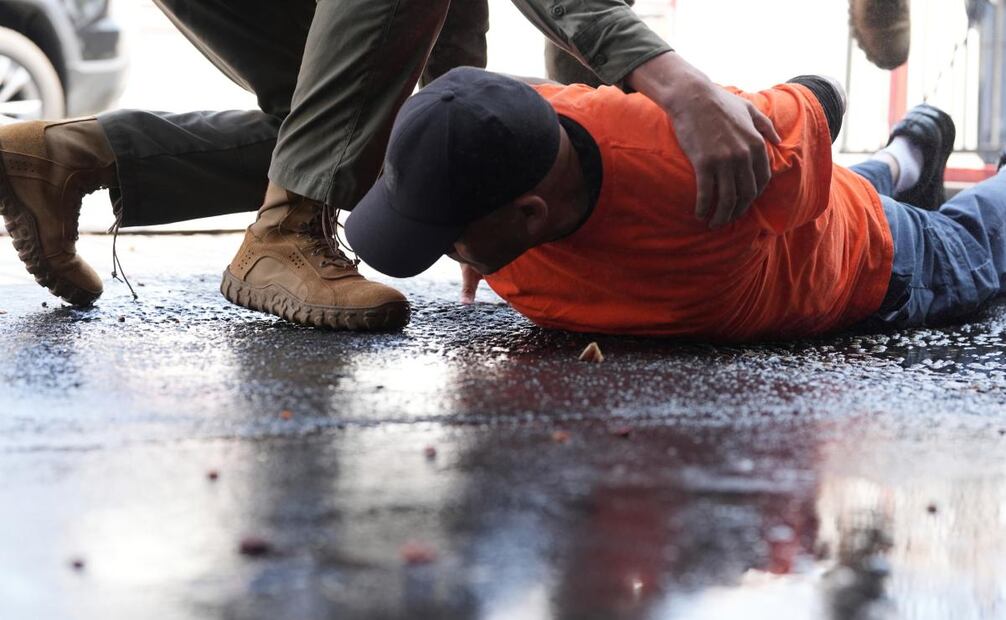 Un hombre es detenido por agentes de inmigración en un lavado de autos el viernes 15 de agosto de 2025 en Montebello, California. Foto: AP