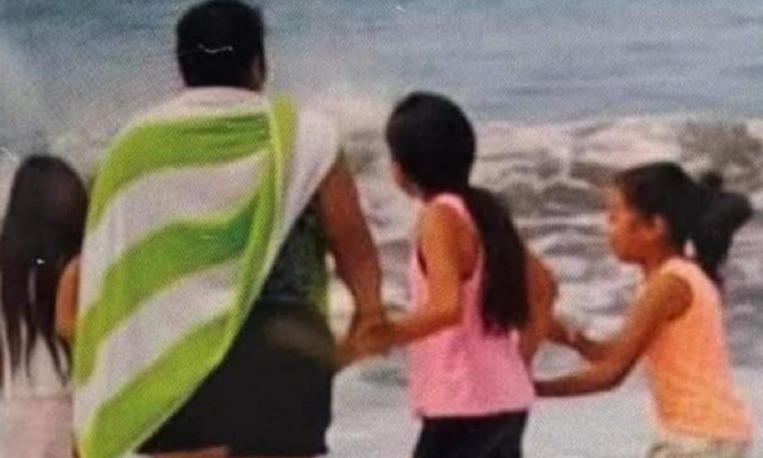 Hermanas tomadas de la mano de su mamá. FOTO: Redes sociales