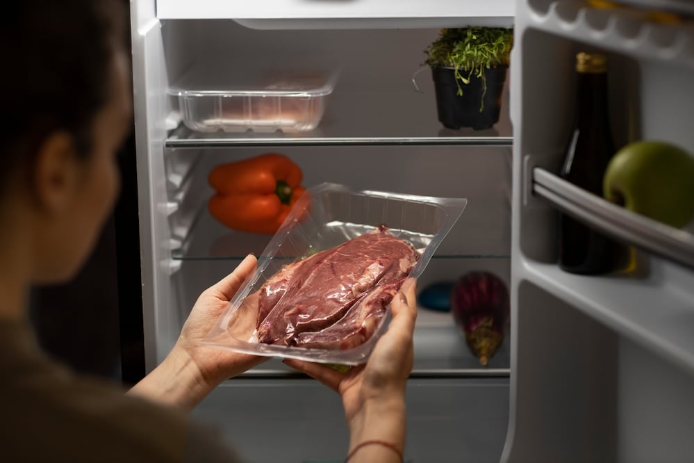 El refrigerador debe tener los cárnicos en la parte baja para evitar contaminación cruzada. Foto: Freepik