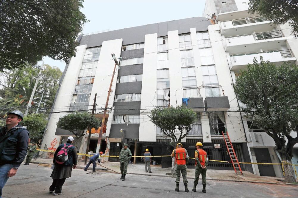 Los afectados dudan de la vigilancia que mantienen elementos de La Marina afuera de los inmuebles porque siguen registrándose actos de rapiña. (LUIS CORTÉS. EL UNIVERSAL)