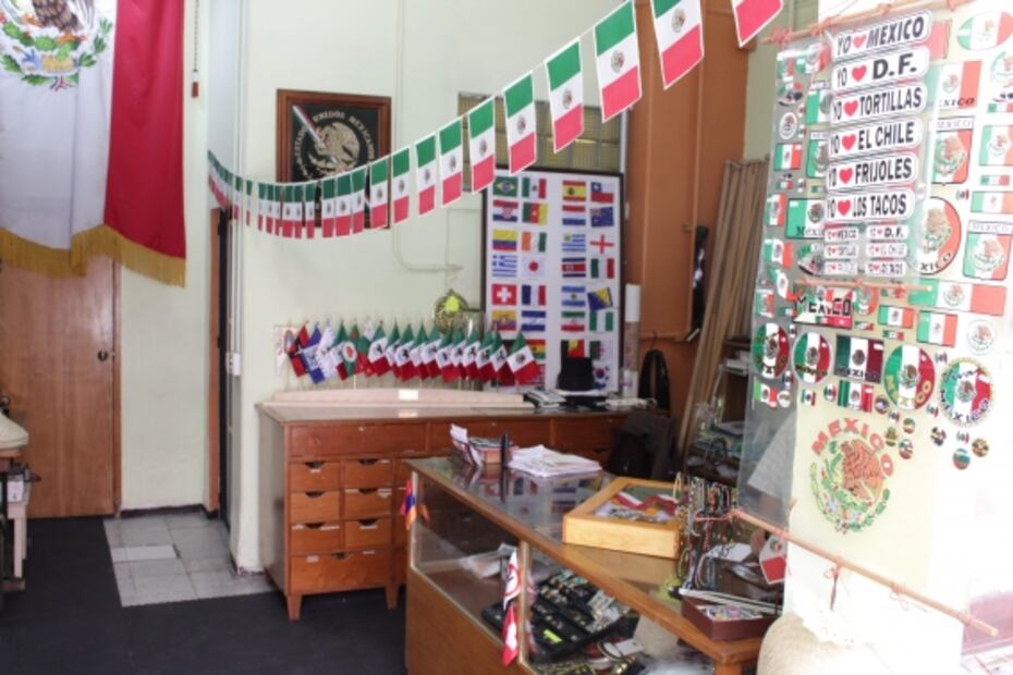 El local con más de un siglo de vender banderas