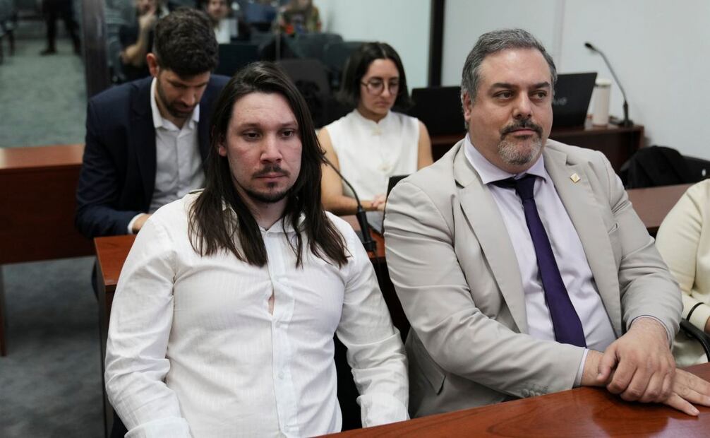 Nicolás Carrizo (izquierda) asiste a la sentencia de los procesados ​​por la presunta responsabilidad del intento de asesinato de la expresidenta y vicepresidenta Cristina Fernández en Buenos Aires, Argentina, el miércoles 8 de octubre de 2025. Carrizo, junto con Brenda Uliarte y Fernando Sabag Montiel, está acusado de planear y ejecutar el atentado de 2022, del que Fernández sobrevivió al no dispararse el arma. Foto: AP
