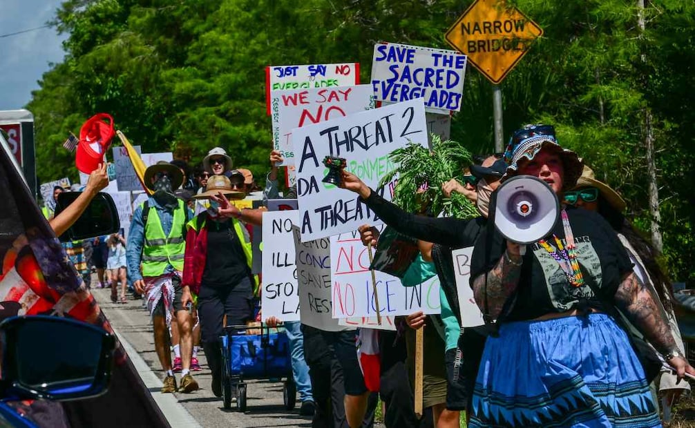 Manifestantes protestan contra la visita del presidente estadounidense Donald Trump a un centro de detención de migrantes, conocido como "Alligator Alcatraz", ubicado en el antiguo Aeropuerto de Entrenamiento y Transición Dade-Collier en Ochopee, Florida, el 1 de julio de 2025. Trump visita un centro de detención de migrantes en un pantano de Florida infestado de reptiles, conocido como "Alligator Alcatraz". Trump asistirá a la inauguración del centro de 5.000 camas, ubicado en un aeródromo abandonado en los humedales de los Everglades, como parte de su expansión de las deportaciones de migrantes indocumentados, según informó su portavoz. Foto: AFP
