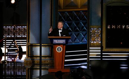 Sean Spicer, ex portavoz de la Casa Blanca, se parodia a sí mismo en los Emmy