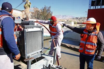 Tiene Lupita trabajo ideal como jefa de alcantarillado
