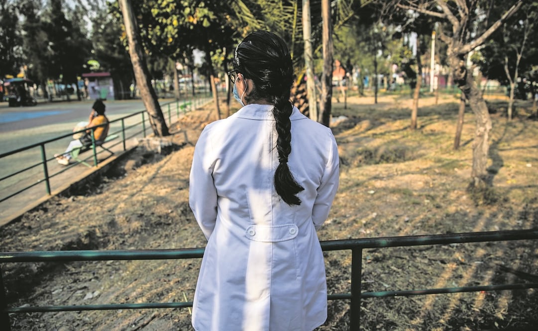 Después de sufrir estrés laboral debido a la carga de trabajo por la emergencia del coronavirus, Alma comenta que igual que ella, muchos de sus compañeros tuvieron que atenderse con un siquiatra. Foto: Germán Espinosa/ EL UNIVERSAL