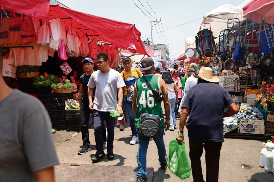 Cada uno de estos grupos operan en calles como Rosario, Olvera, Fray
Servando y evitan interponerse en sus actividades ilícitas. Foto: Ivan Montaño