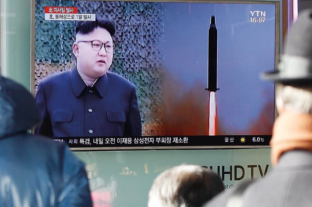 Ciudadanos de Corea del Sur ven en las noticias el lanzamiento de Norcorea. Informaron que el misil fue lanzado desde un área en Banghyon. (KIM HEE-CHUL. EFE)