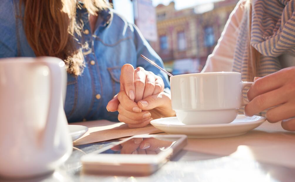 Si te preguntas si tu mejor amigo está interesado en ti románticamente, ciertos comportamientos podrían darte pistas importantes. Foto: Canva