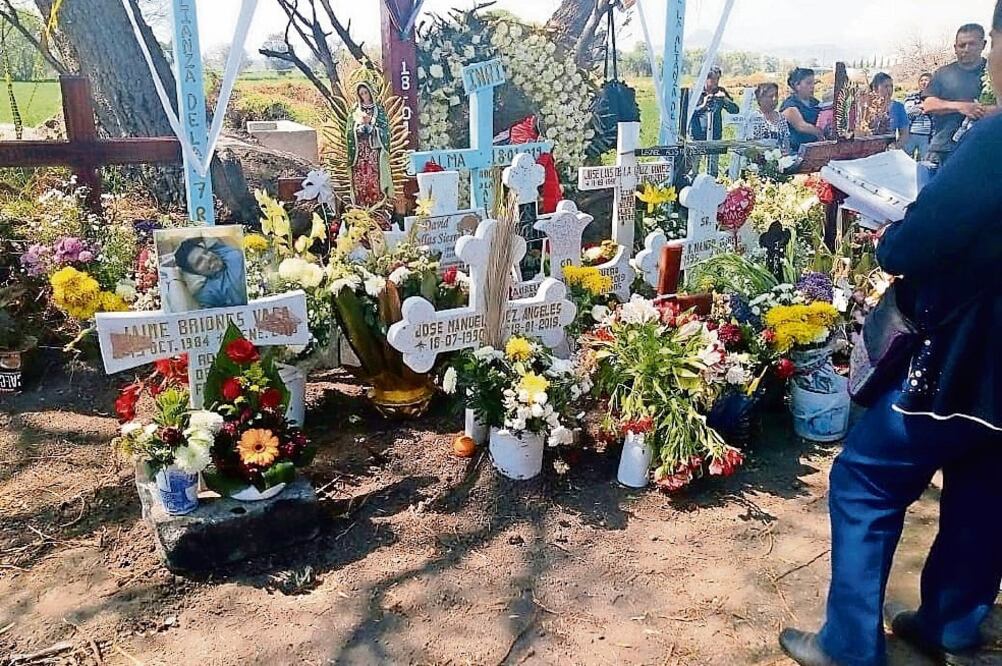 Habitantes de Tlahuelilpan realizan misas o llevan flores y cruces al sitio de la explosión de una toma clandestina para recordar a las víctimas. / ESPECIAL