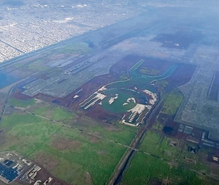 La X que daría forma al NAIM es el único resto que aún se distingue desde las alturas de aquel proyecto vanguardista que nunca despegó. Foto: Karen Vázquez / EL UNIVERSAL