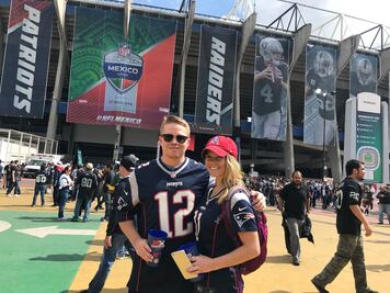 Aficionados estadounidenses asisten al juego Raiders vs Patriots