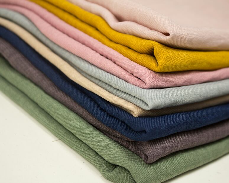 Es ideal lavar la ropa de lino a mano y planchar solo con vapor. Foto: Unplsash