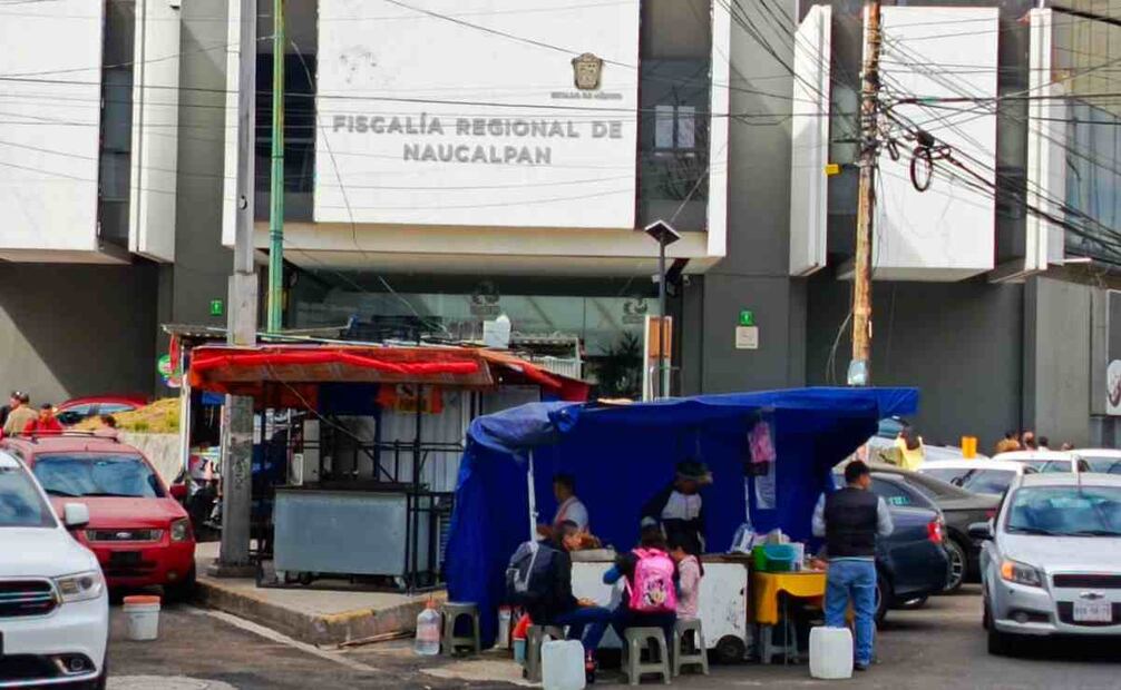 Nuevamente, un centenar de puestos invaden no solo la banqueta, también las escaleras en el corredor del ex Toreo de Cuatro Caminos al Mexipuerto del Metro. Foto: Rebeca Jiménez. EL UNIVERSAL