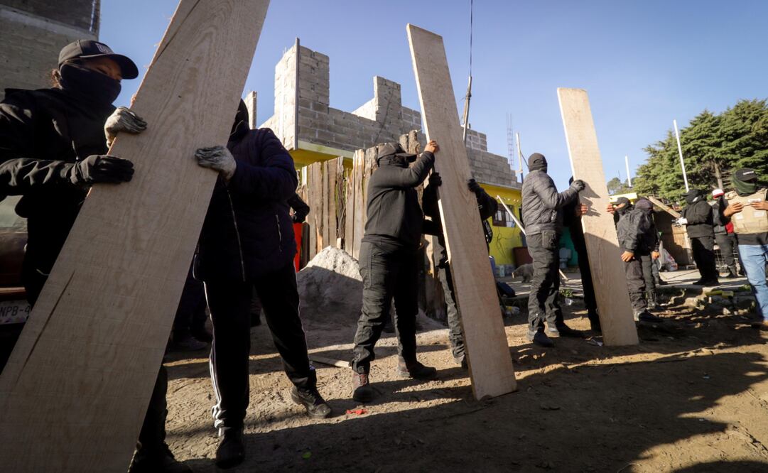 Elementos de diversas secretarias de la CDMX y federales realizaron una inspección a un centro de almacenamiento y transformación de materia prima forestal (14/11/2024). Foto: Especial