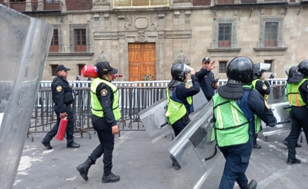 Colectivos feministas y madres de desaparecidos marchan hacia el Zócalo