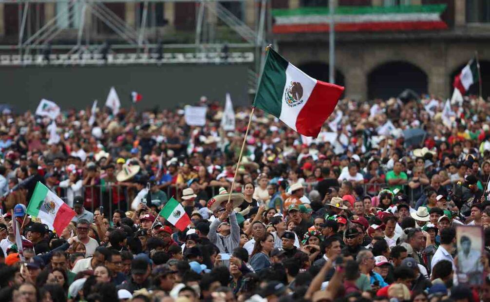 Asistentes al Grito de Independencia ondean bandera de México. Foto: Diego Simón/EL UNIVERSAL