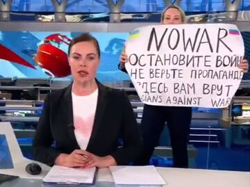 Periodista que irrumpió en programa para decir “no a la guerra” podría ser condenada a 15 años de prisión