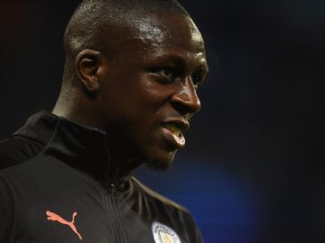 Jugador del Manchester City es acusado de violaciones; el club lo suspende