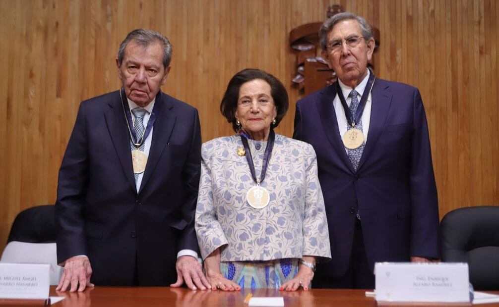 La Universidad de Guadalajara entregó por primera vez de manera simultánea, tres títulos de Doctor Honoris Causa a Ifigenia Martha Martínez y Hernández, Porfirio Alejandro Muñoz Ledo y Lazo de la Vega, y Cuauhtémoc Cárdenas Solórzano, por su contribución a los procesos democráticos (14/12/18). Foto: Carlos Zepeda