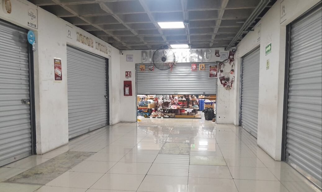 En el piso 2 donde se llevaron acabo las diligencias solo un almacén se mantuvo con las cortinas cerradas, mientras que en el piso 10 decenas de bodegas no abrieron al público, mismas que no presentaban sellos de clausura. Foto: Carlos Mejía/EL UNIVERSAL