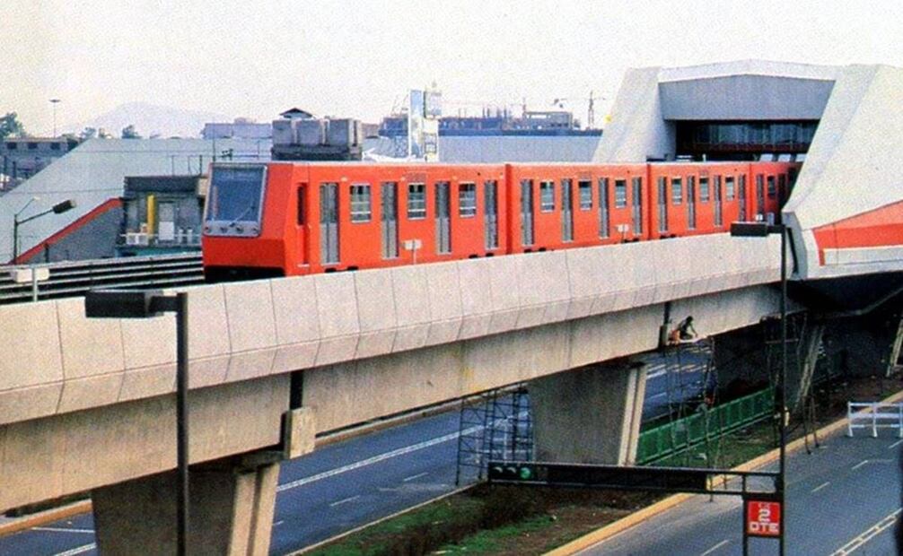 Un tren Alsthom MP-68 arriba a la estación Morelos, sin embargo, aún se encuentra realizando pruebas en vacío en la recién construida línea 4. La fotografía fue tomada en 1981, previo a su inauguración. Imagen: “El México de hoy …y del mañana”. Tomado de Facebook Metronomía.
