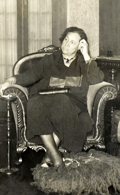 Fotografía de Luz Corral del 30 de octubre del 34. “Cuando grandes grupos de turistas han venido suplicándome les cuente algo de mi marido, me siento satisfecha al ver las demostraciones sinceras de tantas personas, que sólo por sus hazañas guerreras lo conocen y lo admiran”, escribió la esposa del caudillo en “Pancho Villa en la Intimidad”. Foto: Archivo EL UNIVERSAL.