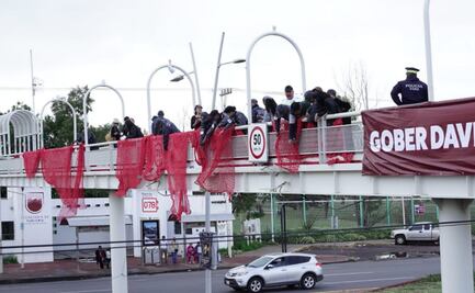 Familiares de desaparecidos se manifiestan previo al informe de David Monreal en Zacatecas; extienden redes rojas  