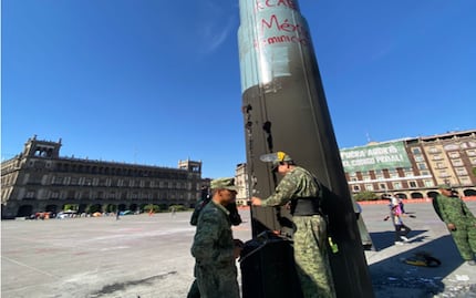 Reparan mecanismo para izar bandera monumental en el Zócalo; feministas colocaron una el 8M