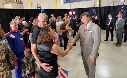 Gobierno de Trump recibe en EU al primer grupo de refugiados sudafricanos blancos; asegura que sufrían un "genocidio" en su país