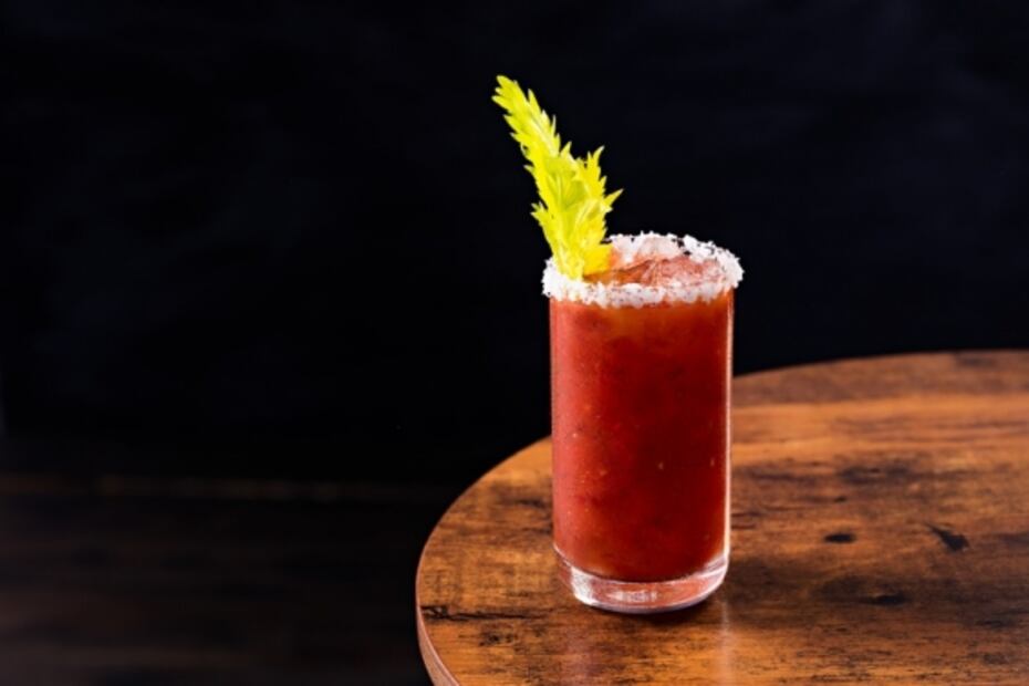 Prepara cocktails con ginebra