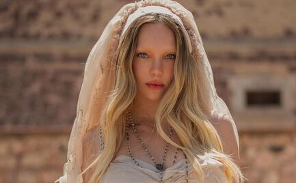 Belinda conquista Instagram con top de bikini y minifalda drapeada