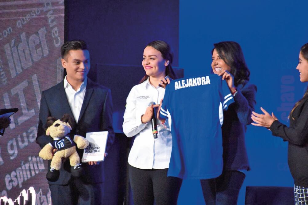 La abanderada de Por la CDMX al Frente, Alejandra Barrales, fue la encargada de abrir el Foro Transforma CDMX, donde planteó que la segunda ciudad universitaria de la capital podría ser una realidad en los primeros dos años de su gobierno (ESPECIAL)