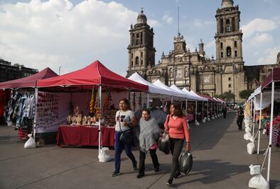 Romería de Fin de Año opera al 100% en el Zócalo; artesanos celebran el espacio pero reportan bajas ventas