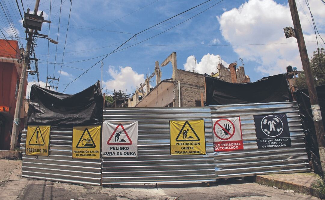 Un tramo de aproximadamente 100 metros de la avenida Sierra Madre del Norte se encuentra cercado y no hay paso de vehículos. El edificio tenía cinco pisos en total. Foto: de Darío Luna. EL UNIVERSAL