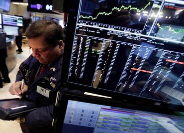 Wall Street revierte ganancias; Dow Jones pierde 200 puntos